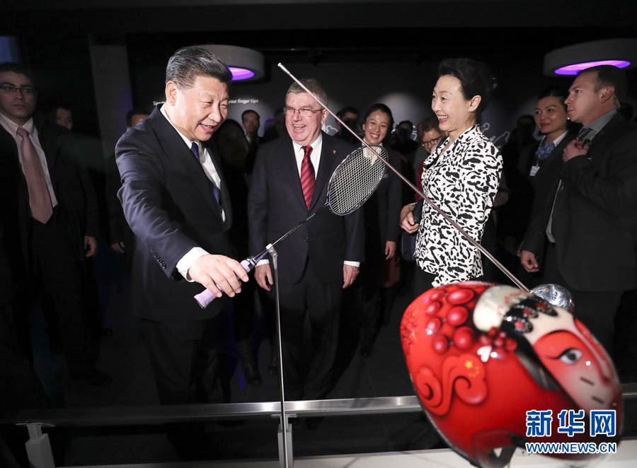 1月18日，國(guó)家主席習(xí)近平在瑞士洛桑國(guó)際奧林匹克博物館會(huì)見(jiàn)國(guó)際奧林匹克委員會(huì)主席巴赫。這是習(xí)近平在巴赫陪同下，參觀羽毛球世界冠軍李玲蔚用過(guò)的球拍。新華社記者 蘭紅光 攝