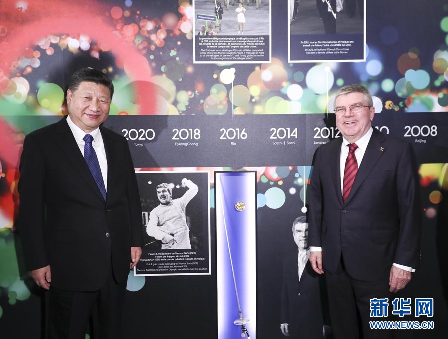 1月18日，國(guó)家主席習(xí)近平在瑞士洛桑國(guó)際奧林匹克博物館會(huì)見(jiàn)國(guó)際奧林匹克委員會(huì)主席巴赫。這是習(xí)近平與巴赫在巴赫作為擊劍運(yùn)動(dòng)員參加奧運(yùn)會(huì)的照片前合影。新華社記者 蘭紅光 攝