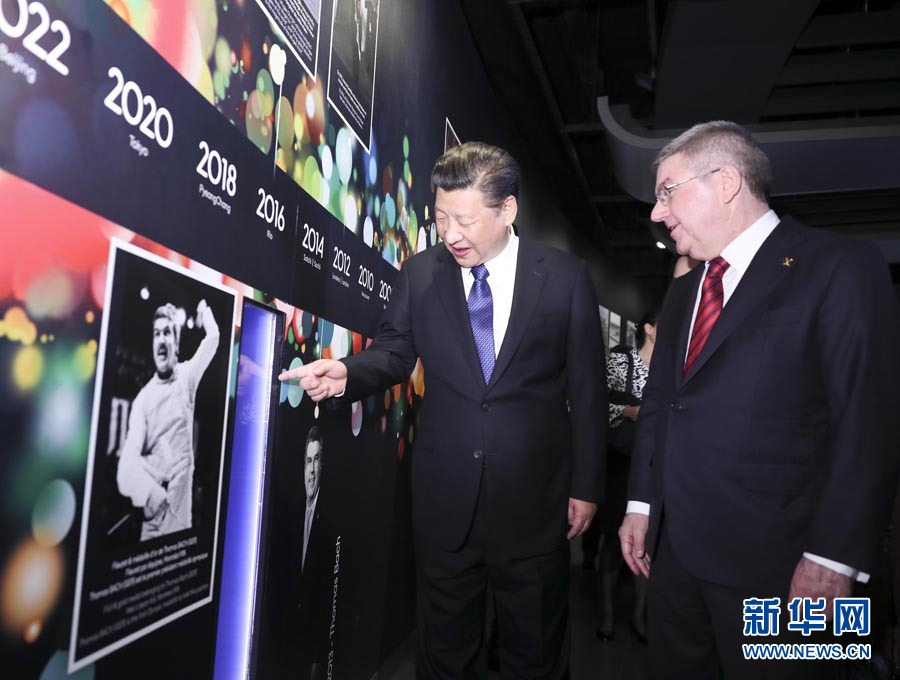 1月18日，國(guó)家主席習(xí)近平在瑞士洛桑國(guó)際奧林匹克博物館會(huì)見(jiàn)國(guó)際奧林匹克委員會(huì)主席巴赫。這是習(xí)近平在巴赫陪同下，參觀巴赫作為擊劍運(yùn)動(dòng)員參加奧運(yùn)會(huì)的照片。新華社記者 蘭紅光 攝