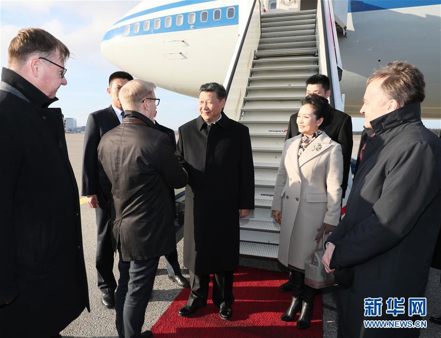 4月4日，國家主席習(xí)近平乘專機抵達赫爾辛基，開始對芬蘭共和國進行國事訪問。這是芬蘭政府代表、農(nóng)業(yè)與環(huán)境部長蒂利凱寧等在舷梯旁熱情迎接習(xí)近平和夫人彭麗媛。新華社記者 蘭紅光 攝 