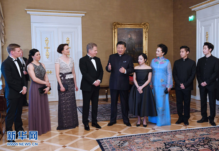 當(dāng)?shù)貢r(shí)間4月5日晚，國(guó)家主席習(xí)近平和芬蘭總統(tǒng)尼尼斯托在赫爾辛基共同會(huì)見(jiàn)剛剛參加完2017年世界花樣滑冰錦標(biāo)賽的中芬兩國(guó)冰雪運(yùn)動(dòng)員代表。習(xí)近平夫人彭麗媛和尼尼斯托夫人豪吉?dú)W參加會(huì)見(jiàn)。新華社記者 饒愛(ài)民 攝