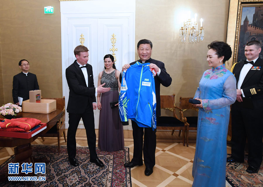 當(dāng)?shù)貢r(shí)間4月5日晚，國(guó)家主席習(xí)近平和芬蘭總統(tǒng)尼尼斯托在赫爾辛基共同會(huì)見(jiàn)剛剛參加完2017年世界花樣滑冰錦標(biāo)賽的中芬兩國(guó)冰雪運(yùn)動(dòng)員代表。習(xí)近平夫人彭麗媛和尼尼斯托夫人豪吉?dú)W參加會(huì)見(jiàn)。這是芬蘭運(yùn)動(dòng)員向習(xí)近平和夫人彭麗媛贈(zèng)送運(yùn)動(dòng)衣。新華社記者 饒愛(ài)民 攝