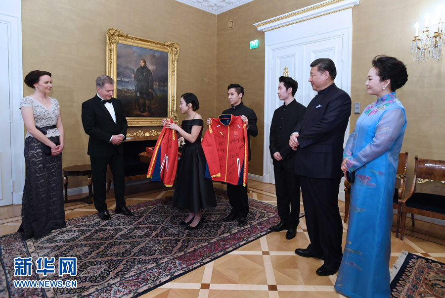 當(dāng)?shù)貢r(shí)間4月5日晚，國(guó)家主席習(xí)近平和芬蘭總統(tǒng)尼尼斯托在赫爾辛基共同會(huì)見(jiàn)剛剛參加完2017年世界花樣滑冰錦標(biāo)賽的中芬兩國(guó)冰雪運(yùn)動(dòng)員代表。習(xí)近平夫人彭麗媛和尼尼斯托夫人豪吉?dú)W參加會(huì)見(jiàn)。這是中國(guó)運(yùn)動(dòng)員向尼尼斯托和夫人豪吉?dú)W贈(zèng)送運(yùn)動(dòng)衣。新華社記者 饒愛(ài)民 攝