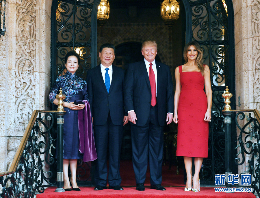 當(dāng)?shù)貢r(shí)間4月6日，國(guó)家主席習(xí)近平在美國(guó)佛羅里達(dá)州海湖莊園同美國(guó)總統(tǒng)特朗普舉行中美元首會(huì)晤。這是習(xí)近平和夫人彭麗媛同特朗普和夫人梅拉尼婭合影留念。新華社記者 饒愛(ài)民 攝 