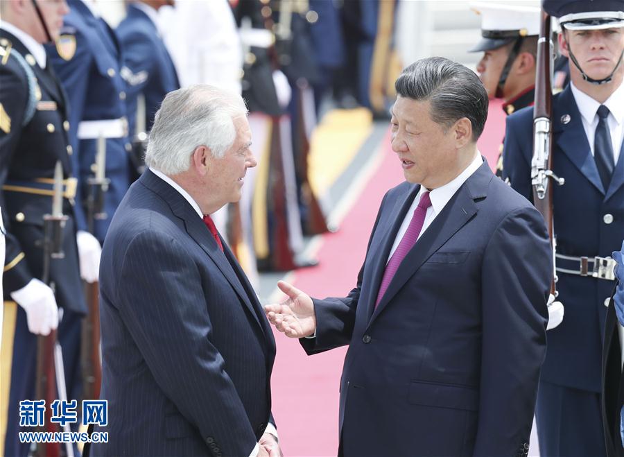 4月6日，國(guó)家主席習(xí)近平乘專(zhuān)機(jī)抵達(dá)美國(guó)佛羅里達(dá)州，將在海湖莊園同美國(guó)總統(tǒng)特朗普舉行中美元首會(huì)晤。習(xí)近平和夫人彭麗媛受到美國(guó)國(guó)務(wù)卿蒂勒森夫婦等熱情迎接。新華社記者 丁林 攝 