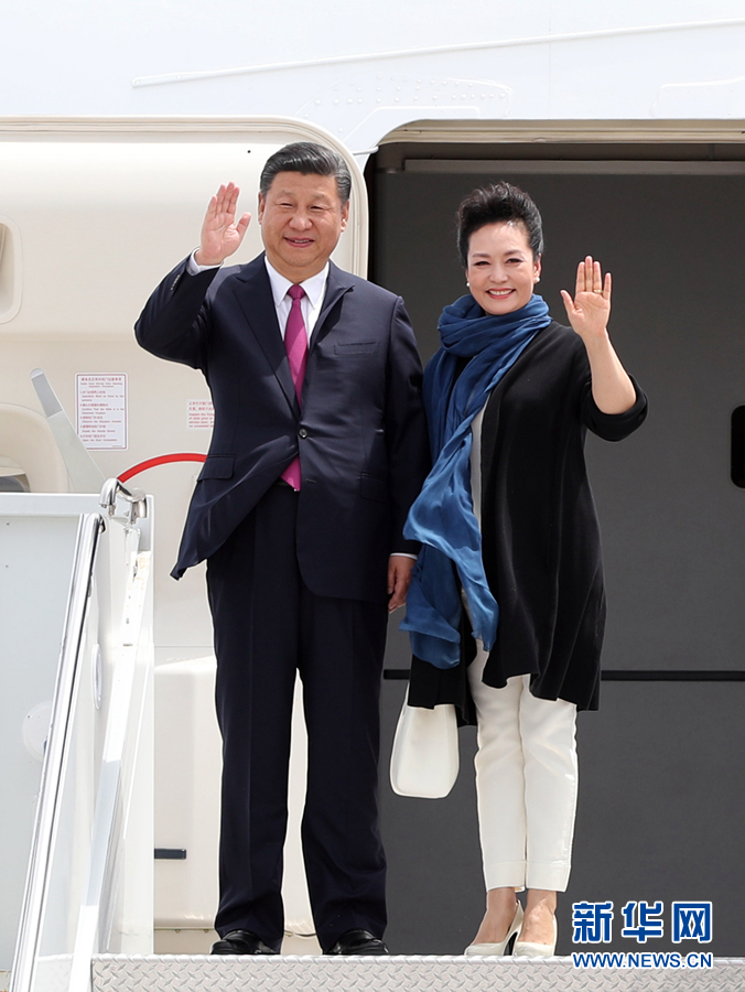 4月6日，國(guó)家主席習(xí)近平乘專(zhuān)機(jī)抵達(dá)美國(guó)佛羅里達(dá)州，將在海湖莊園同美國(guó)總統(tǒng)特朗普舉行中美元首會(huì)晤。這是習(xí)近平和夫人彭麗媛步出機(jī)艙。新華社記者 劉衛(wèi)兵 攝 