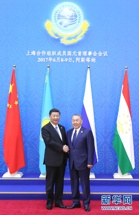 6月9日，國(guó)家主席習(xí)近平在哈薩克斯坦首都阿斯塔納出席上海合作組織成員國(guó)元首理事會(huì)第十七次會(huì)議并發(fā)表重要講話。這是習(xí)近平出席會(huì)議時(shí)，受到哈薩克斯坦總統(tǒng)納扎爾巴耶夫的熱情迎接。新華社記者 馬占成 攝