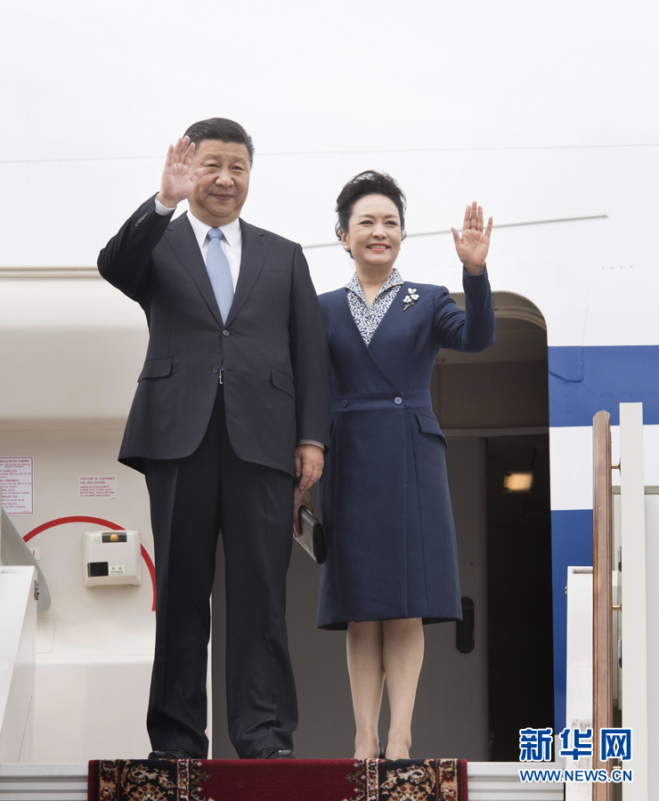 7月3日，國家主席習(xí)近平乘專機抵達(dá)莫斯科，開始對俄羅斯聯(lián)邦進(jìn)行國事訪問。這是習(xí)近平和夫人彭麗媛步出艙門。 新華社記者 李學(xué)仁 攝