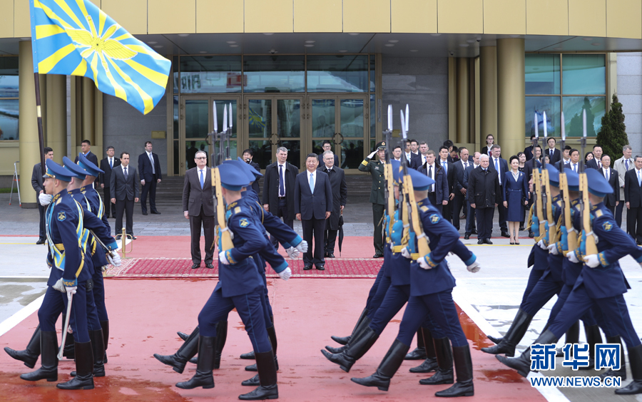 7月3日，國家主席習(xí)近平乘專機抵達(dá)莫斯科，開始對俄羅斯聯(lián)邦進(jìn)行國事訪問。這是習(xí)近平出席機場歡迎儀式。 新華社記者 謝環(huán)馳 攝