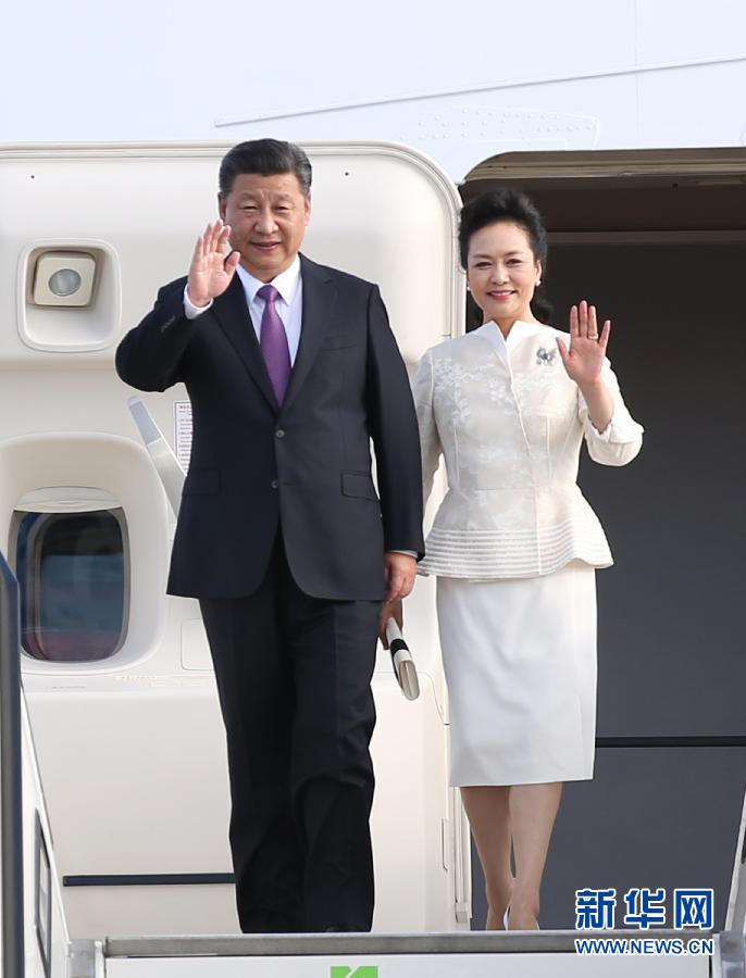 7月4日，國家主席習近平乘專機抵達柏林，開始對德意志聯(lián)邦共和國進行國事訪問。這是習近平和夫人彭麗媛步出艙門。 新華社記者 姚大偉 攝