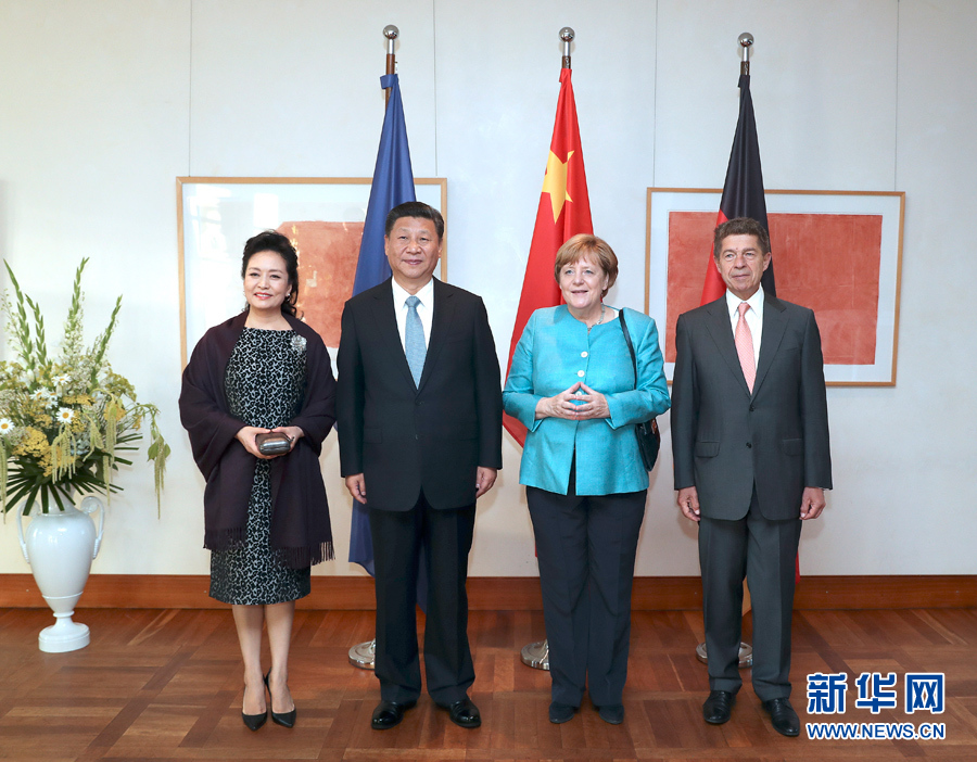 當(dāng)?shù)貢r(shí)間7月4日晚，剛剛抵達(dá)柏林的國(guó)家主席習(xí)近平在利伯曼故居同德國(guó)總理默克爾舉行會(huì)見(jiàn)。這是習(xí)近平和夫人彭麗媛抵達(dá)位于柏林市中心勃蘭登堡門(mén)附近的利伯曼故居時(shí)，受到默克爾和丈夫紹爾熱情迎接。新華社記者 馬占成 攝