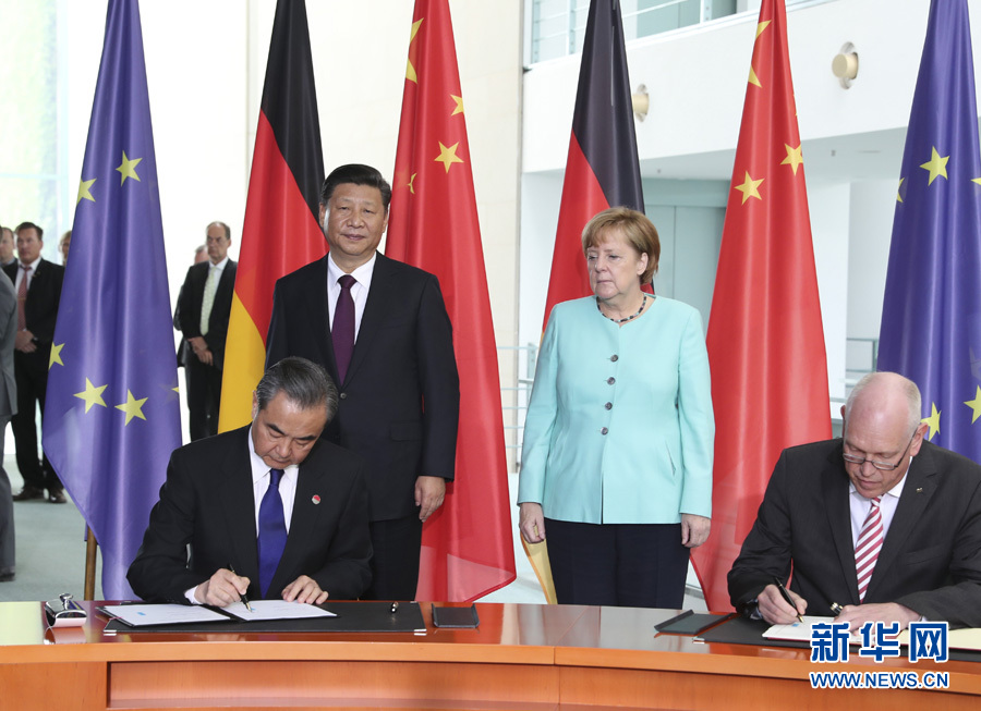 7月5日，國家主席習近平在柏林同德國總理默克爾舉行會談。會談后，兩國領(lǐng)導(dǎo)人共同見證了航天、智能制造、工業(yè)互聯(lián)網(wǎng)、數(shù)字化、第三方市場、大熊貓合作研究等領(lǐng)域多項雙邊合作文件的簽署。新華社記者馬占成攝