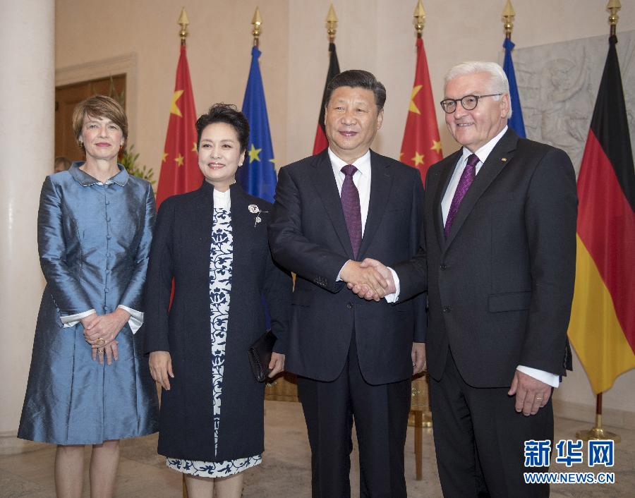 7月5日，國家主席習近平在柏林會見德國總統(tǒng)施泰因邁爾。會見前，施泰因邁爾在總統(tǒng)府花園為習近平舉行隆重歡迎儀式。這是習近平和夫人彭麗媛同施泰因邁爾夫婦合影。新華社記者 李學仁 攝