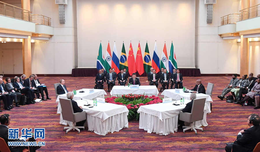 7月7日，國家主席習(xí)近平在德國漢堡主持金磚國家領(lǐng)導(dǎo)人非正式會(huì)晤，發(fā)表引導(dǎo)性講話和總結(jié)講話。南非總統(tǒng)祖馬、巴西總統(tǒng)特梅爾、俄羅斯總統(tǒng)普京、印度總理莫迪出席。新華社記者 張鐸 攝