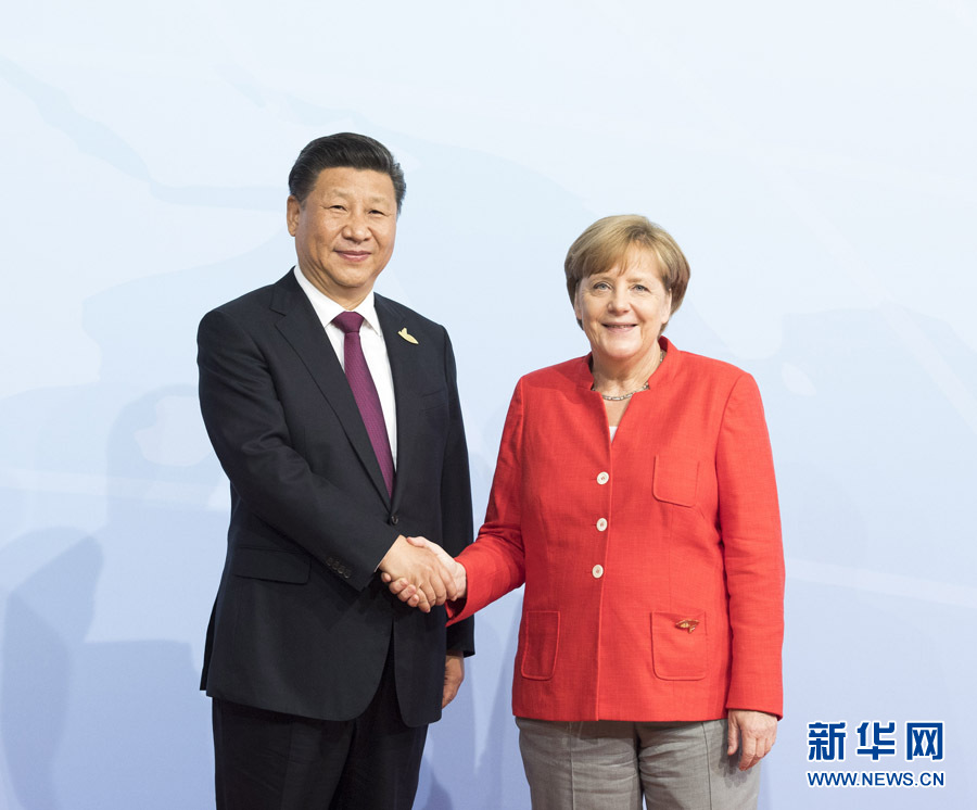 7月7日，二十國集團(tuán)領(lǐng)導(dǎo)人第十二次峰會在德國漢堡舉行。國家主席習(xí)近平出席并發(fā)表題為《堅(jiān)持開放包容　推動聯(lián)動增長》的重要講話。這是峰會開始前，習(xí)近平受到德國總理默克爾迎接。新華社記者 李學(xué)仁 攝 