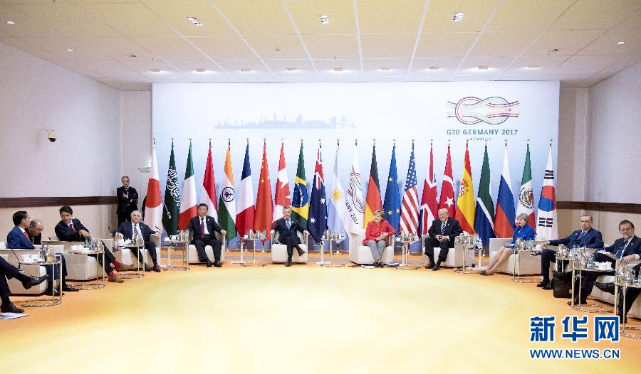 7月7日，二十國集團(tuán)領(lǐng)導(dǎo)人第十二次峰會在德國漢堡舉行。國家主席習(xí)近平出席并發(fā)表題為《堅(jiān)持開放包容　推動聯(lián)動增長》的重要講話。這是峰會前，習(xí)近平出席二十國集團(tuán)峰會領(lǐng)導(dǎo)人座談會。新華社記者 李學(xué)仁 攝 