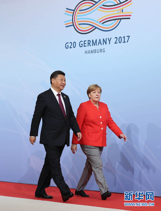 7月7日，二十國(guó)集團(tuán)領(lǐng)導(dǎo)人第十二次峰會(huì)在德國(guó)漢堡舉行。國(guó)家主席習(xí)近平出席并發(fā)表題為《堅(jiān)持開(kāi)放包容　推動(dòng)聯(lián)動(dòng)增長(zhǎng)》的重要講話。這是峰會(huì)開(kāi)始前，習(xí)近平受到德國(guó)總理默克爾迎接。新華社記者 劉衛(wèi)兵 攝 