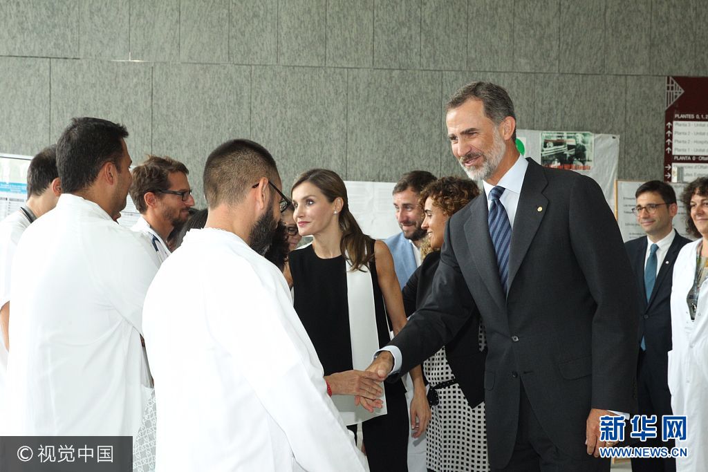 當(dāng)?shù)貢r間2017年8月19日，西班牙巴塞羅那，西班牙國王菲利普六世和萊蒂齊亞王后探望巴塞羅那恐襲案傷者。***_***BARCELONA, SPAIN - AUGUST 19:  In this handout photo provided by Casa de S.M. el Rey de Espana, King Felipe VI of Spain and Queen Letizia of Spain meets with medical staff as they arrive to visit last Thursday's terrorist attack victims at the Hospital de la Santa Creu i Sant Pau on August 19, 2017 in Barcelona, Spain. Thirteen people were killed and dozens injured in the Las Ramblas area of Barcelona when a van hit crowds on August 17.  (Photo by Casa de S.M. el Rey de Espana via Getty Images)