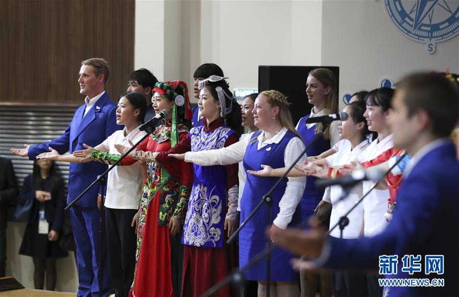 （新華全媒頭條&middot;出訪&middot;圖文互動(dòng)）（3）你的目光我的暖&mdash;&mdash;記習(xí)近平主席訪問(wèn)&ldquo;海洋&rdquo;全俄兒童中心