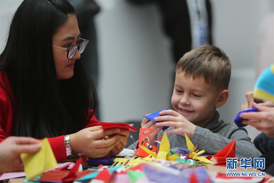 （國(guó)際&middot;圖文互動(dòng)）（2）白俄羅斯國(guó)家美術(shù)館里的中國(guó)年