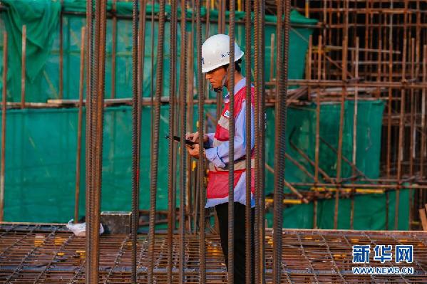 （國(guó)際&middot;圖文互動(dòng)）（1）特寫：中國(guó)援柬國(guó)家體育場(chǎng)工地上的&ldquo;暴走哥&rdquo;