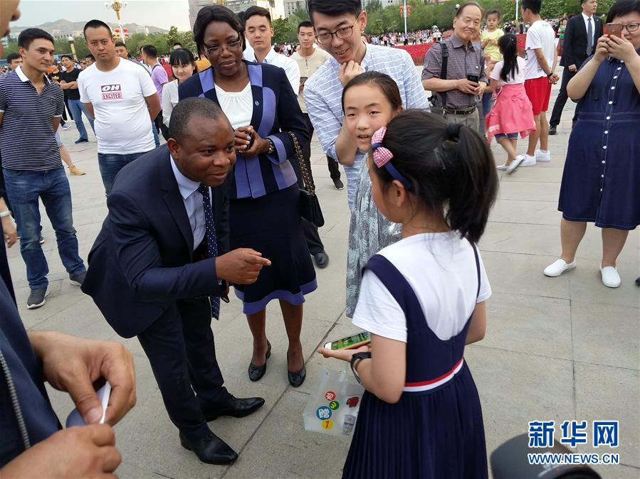 (圖文互動(dòng))(3)多國(guó)駐日內(nèi)瓦外交官走訪新疆稱(chēng)贊經(jīng)濟(jì)發(fā)展社會(huì)和諧