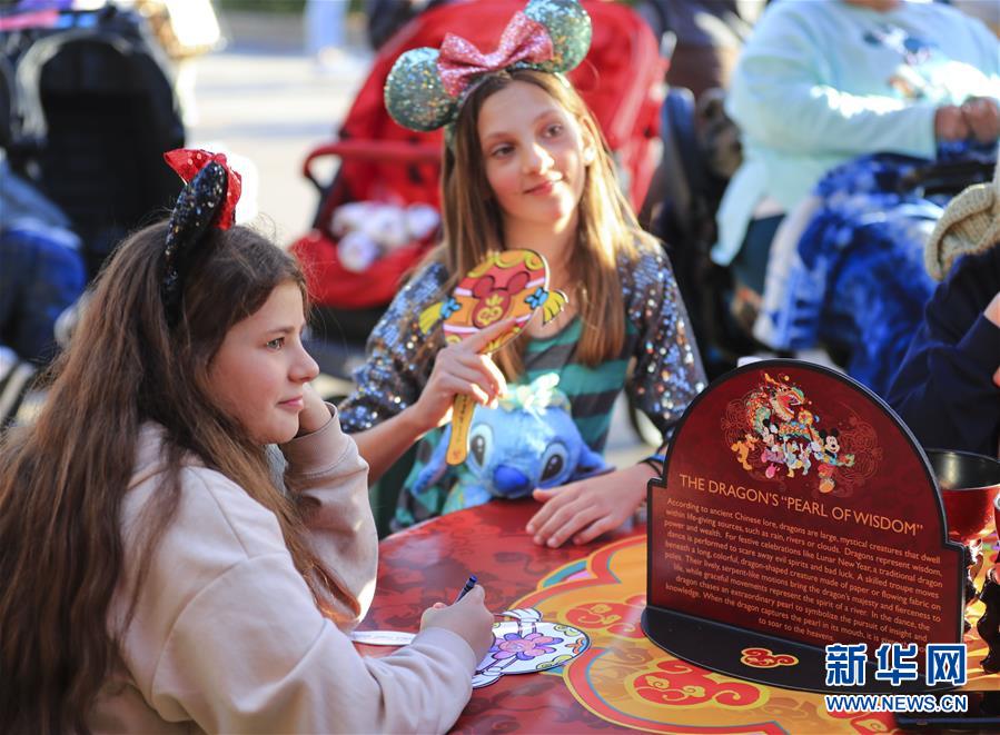 (國(guó)際·圖文互動(dòng))(5)通訊:美國(guó)迪士尼加州冒險(xiǎn)樂(lè)園紅紅火火迎鼠年