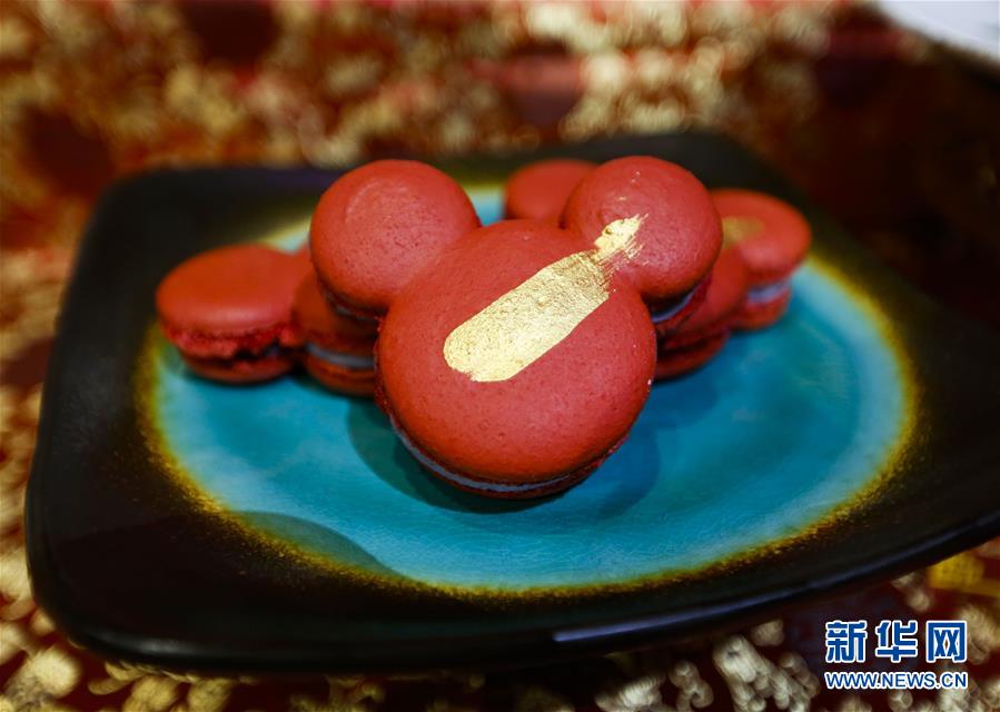 (國(guó)際·圖文互動(dòng))(9)通訊:美國(guó)迪士尼加州冒險(xiǎn)樂(lè)園紅紅火火迎鼠年