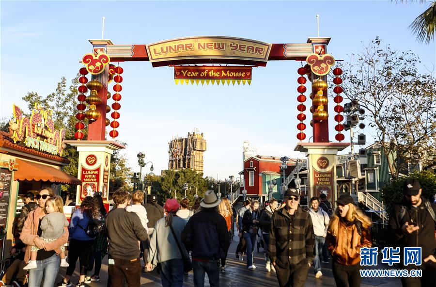 (國(guó)際·圖文互動(dòng))(11)通訊:美國(guó)迪士尼加州冒險(xiǎn)樂(lè)園紅紅火火迎鼠年