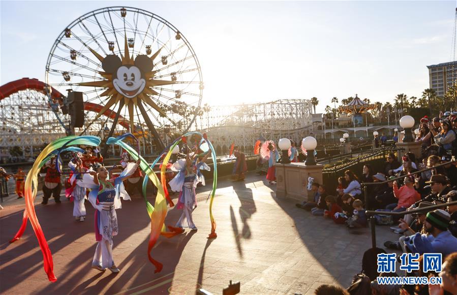 (國(guó)際·圖文互動(dòng))(12)通訊:美國(guó)迪士尼加州冒險(xiǎn)樂(lè)園紅紅火火迎鼠年