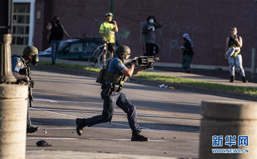 （國(guó)際）（1）美國(guó)警察執(zhí)法動(dòng)作不當(dāng)致一名非裔男子死亡 引發(fā)大規(guī)?？棺h