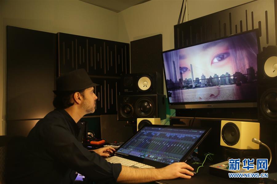 （海外抗疫故事&middot;圖文互動）（4）通訊：用原創(chuàng)音樂支持中國抗擊新冠疫情的以色列歌手