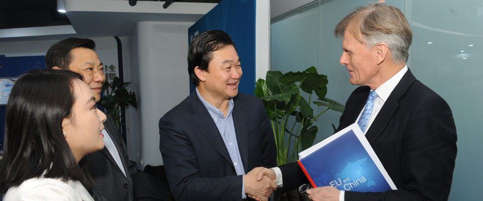 新華網(wǎng)董事長(zhǎng)、總裁田舒斌會(huì)見(jiàn)丹麥駐華大使裴德盛