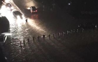 暴雨中的&ldquo;最美人墻&rdquo;找到了！