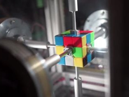 快！機器高手復(fù)原魔方 0.38秒破世界紀錄