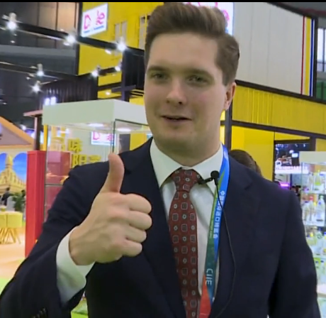 看快閃《不遠(yuǎn)萬里來看&ldquo;你&rdquo;》，聽老外點贊進博會