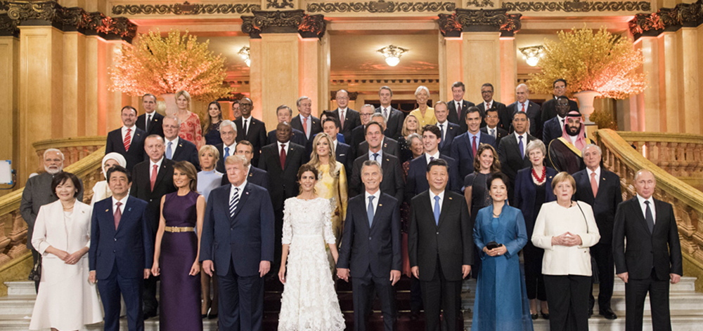 2018年11月30日：習近平和彭麗媛同出席二十國集團領(lǐng)導(dǎo)人第十三次峰會的各代表團團長夫婦集體合影