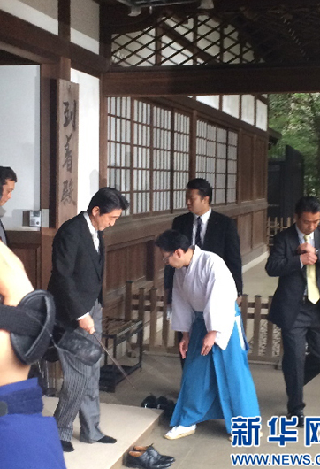 安倍為何不顧?quán)彿磳?duì)，執(zhí)意參拜？