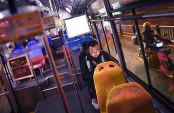 夜深了，他們還沒睡