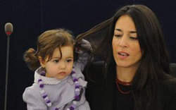 &ldquo;小萌女&rdquo;成歐洲議會會議?？?高清組圖)