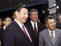 習(xí)近平參觀&ldquo;中印尼友好&rdquo;圖片展