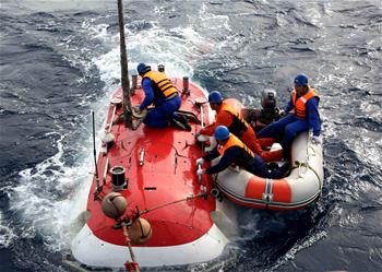 &ldquo;蛟龍&rdquo;雨中深潛4187米 完成雅浦海溝第一潛